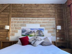 Postel nebo postele na pokoji v ubytování Hotel Rododendro Val di Fassa