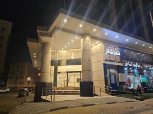 a large building with pillars in front of it at night at فندق شاكر in Makkah