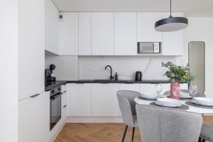 ครัวหรือมุมครัวของ Lux Apartments Kosciuszki 39 with Parking by Renters Prestige