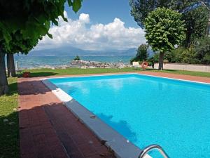 Bazén v ubytování Casa Lugana 20 - monolocale con piscina fronte lago nebo v jeho okolí