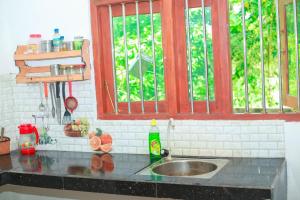 un bancone della cucina con lavandino e finestra di Yino Villa Midigama a Midigama East