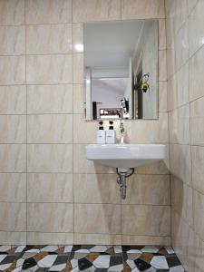 y baño con lavabo y espejo. en Horizon Resort, en Ko Samed