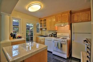 a kitchen with a stove and a white refrigerator at Menlo Park 2br near caltrain retail cafes SFO-1557 in Menlo Park
