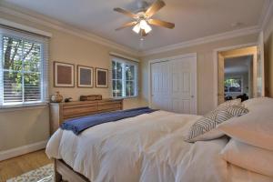 una camera con letto bianco e ventilatore a soffitto di Menlo Park 2br near caltrain retail cafes SFO-1557 a Menlo Park