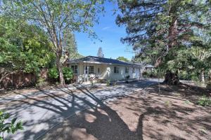 una casa bianca con degli alberi di fronte di Menlo Park 2br near caltrain retail cafes SFO-1557 a Menlo Park