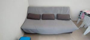 ein Bett in einem Zimmer mit zwei Kissen darauf in der Unterkunft Casa com piscina em Pontal do Paraná - Balneário de Ipanema in Pontal do Paraná + 64 Fotos