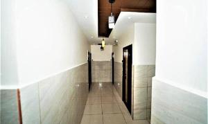 un corridoio in un edificio con un hallwayngth di FabHotel Panchami Comforts a Bangalore