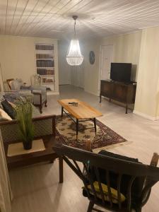 ein Wohnzimmer mit einem Sofa und einem Couchtisch in der Unterkunft Sjötorp Säteri Bed & Breakfast in Larv