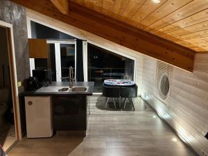 eine Küche mit einem Waschbecken und einem großen Fenster in der Unterkunft Rivière et jardin à vos pieds in Pulligny