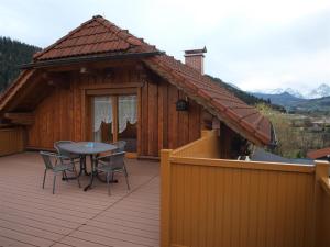 une petite maison avec une table et des chaises sur une terrasse dans l'établissement Haus Schober, à Windischgarsten