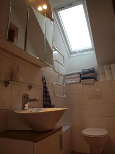 baño con lavabo y aseo y ventana en Haus Schober, en Windischgarsten