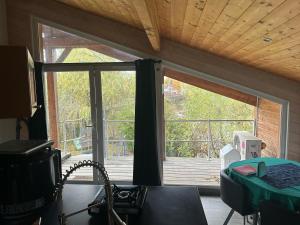 una camera con una grande porta scorrevole in vetro che conduce a una terrazza di Rivière et jardin à vos pieds a Pulligny Altre 10 foto