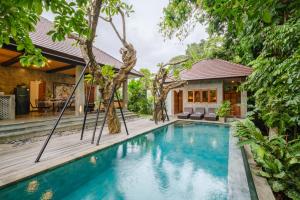 ウブドにあるVilla Gaya Ubudの家の前のスイミングプール像
