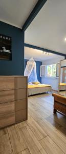 una camera con un letto in una stanza con pareti blu di Villa YSANGA a Saint-Pierre