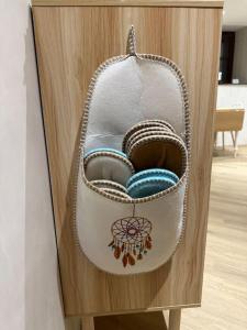 una mensola in legno con alcune ciotole di L'atelier des rêves a Kaysersberg