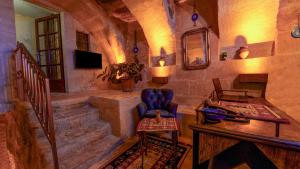 ネヴシェヒルにあるLa Vie Cappadocia Suitesの椅子と階段のある部屋