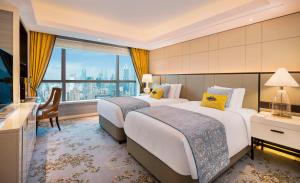 Postel nebo postele na pokoji v ubytování The St. Regis Shanghai Jingan