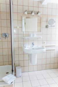 Koupelna v ubytování Pension Wosmaaren + 26 fotografií