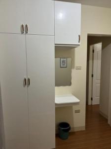 una cocina con armarios blancos y fregadero en Estilo 2-Bedroom Apartment B, en Loculan