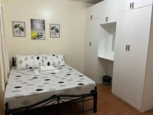 a small bedroom with a bed in a room at Estilo 2-Bedroom Apartment B in Clarin