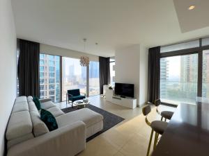 sala de estar con sofá blanco y ventana grande en Luxurious 2 Bed Holiday Home in Marina Gate, en Dubái