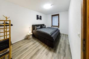 1 dormitorio con 1 cama en una habitación en Apartment Tea en Triberg