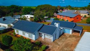 einen Blick über ein Haus mit blauen Dächern in der Unterkunft Mesda Bed & Breakfast in Empangeni