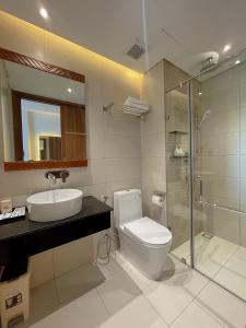 W łazience znajduje się toaleta, umywalka i prysznic. w obiekcie Mia Apec Mandala Phú Yên w mieście Tuy Hòa