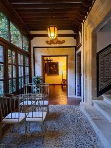 une salle à manger avec une table et des chaises dans une maison dans l'établissement Hosteria Real de Zamora, à Zamora