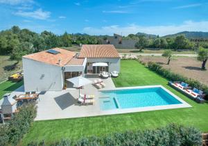 vista aerea di una casa con piscina di Owl Booking Villa Mir - Luxury Retreat a Pollença