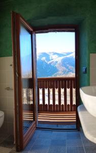 ein Bad mit einer Badewanne und ein Fenster mit Aussicht in der Unterkunft La Farie in Mediis