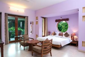 The Chitvan Resort客房内的一张或多张床位