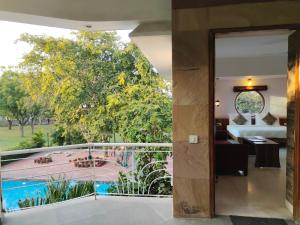 The Chitvan Resort内部或周边的泳池