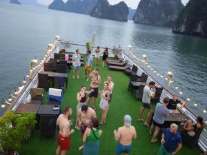 um grupo de pessoas em um barco na água em Ha Long Fantasea Legend Cruise em Ha Long