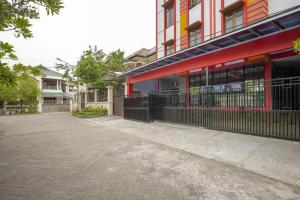 an empty street in front of a building at RedDoorz @ Jemursari Surabaya 2 in Surabaya