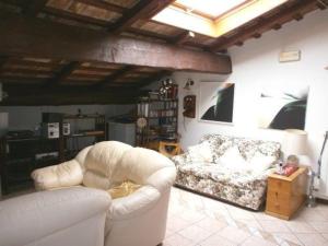 a living room with two chairs and a couch at Dimora Giosafatti in Ascoli Piceno