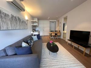 Area tempat duduk di Modern 2Bedroom Apartment North Melbourne