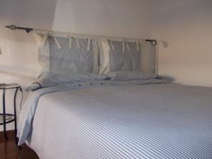 a bedroom with a bed with a blue and white bedspread at Dimora Giosafatti in Ascoli Piceno