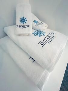 Postel nebo postele na pokoji v ubytování Ocean Pie Phuket - Adult Only
