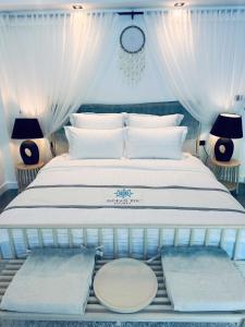 Postel nebo postele na pokoji v ubytování Ocean Pie Phuket - Adult Only