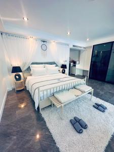 Postel nebo postele na pokoji v ubytování Ocean Pie Phuket - Adult Only