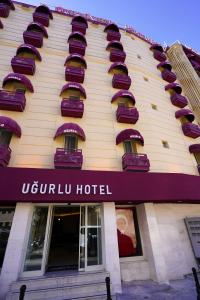 een gebouw met ramen erop bij Ugurlu Hotel in Gaziantep