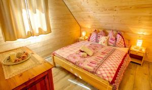 Postel nebo postele na pokoji v ubytování Drevenica pod Sitieňom 2 + 21 fotografií