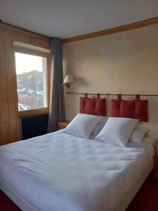 Postel nebo postele na pokoji v ubytování Chalet Hotel Le Mont Bisanne