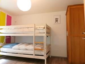 a bunk bed room with two bunk beds at Ferienhaus "Hasselstieg" in Stiege