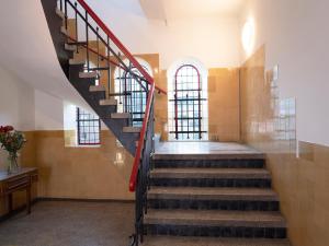 una escalera en un edificio con barandilla roja en DoubleTree by Hilton Sittard en Sittard