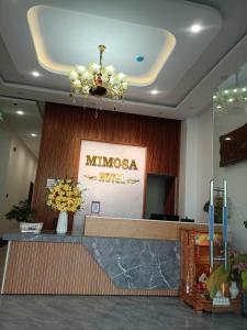 una hall di un hotel con lampadario a braccio di Khách sạn Mimosa a Kon Plong