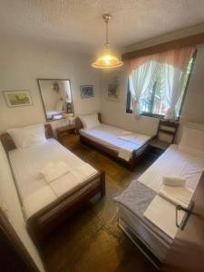 En eller flere senge i et værelse på Elani Sea View