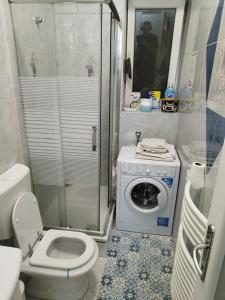 een badkamer met een toilet en een wasmachine bij Family & Group Stay in Zagreb