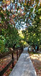 um passeio com árvores e uma cerca de madeira em Nest next to the center em Mitilene